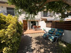 two chairs sitting in front of a house at Sol Ric 13 in Torroella de Montgrí