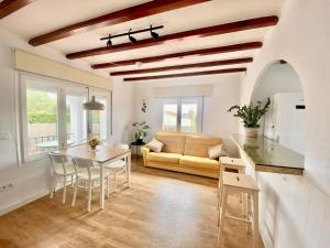 a living room with a table and a couch at Alemanya 38 in Torroella de Montgrí