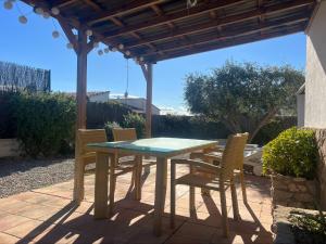 a patio table and chairs under a pergola at Alemanya 38 in Torroella de Montgrí +14 photos