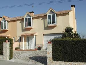 a house with a driveway in front of it at Casa Buckingham 27C in Torroella de Montgrí