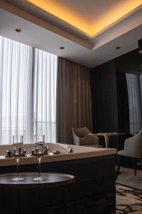 ein Zimmer mit Tisch und Stühlen und einem großen Fenster in der Unterkunft Hotel Chicago in Shkodra