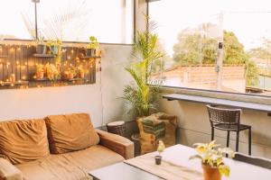 a living room with a couch and a table at Piano Piano hostel in Pipa