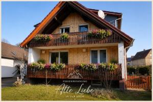 a house with flower boxes on a balcony at Ferienappartment Alte Liebe in Poppenhausen