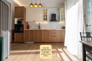 a kitchen with wooden cabinets and a sign that says lose my carpeted kitchen at Charming king appartment with balcony and jacuzzi in Como