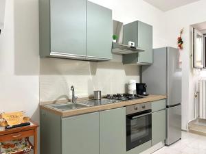 a kitchen with a sink and a refrigerator at La Minicasa in Pacentro