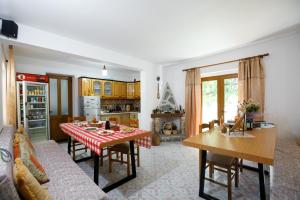 a living room with a table and a kitchen at Villa Shuaipaj in Gjirokastër
