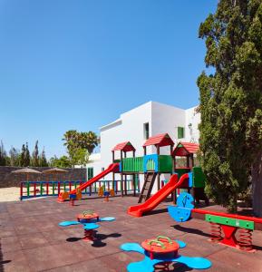 um parque infantil com um escorrega e uma estrutura de jogos em THB Royal em Playa Blanca