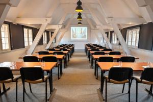 a room with rows of tables and chairs at Hotel Zhong Hua in Sopot