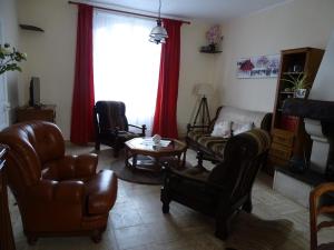 a living room with leather chairs and a couch at Roses de Picardie in Chauny