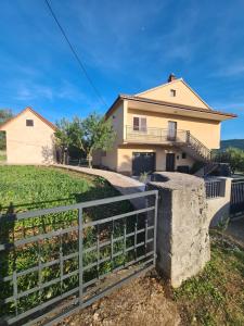 a house with a fence in front of it at Kuća za odmor Virgo in Opanci