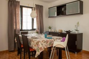 a dining room with a table and chairs at Casa Be in Caleta De Fuste