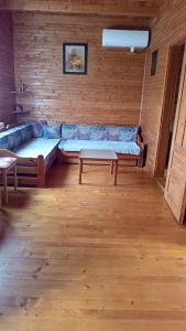 a room with a couch and a table in it at Romantyk vendégház in Mánfa
