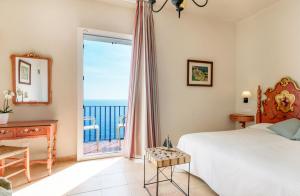 ein Schlafzimmer mit Bett und Meerblick in der Unterkunft Hotel Sant Roc in Calella de Palafrugell + 42 Fotos