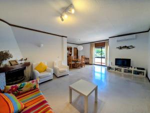 a living room with a couch and a table at 06 Sra da Rocha - Casas & Papeis in Porches