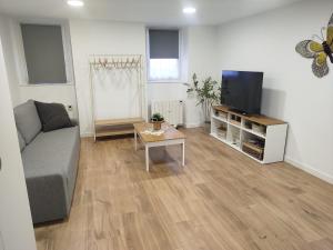 a living room with a couch and a tv at La casa de Carmen in Neda