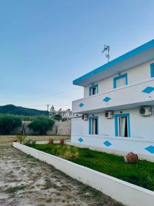 a building with blue arrows painted on it at Avlή Apartments I in Kamári