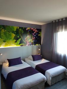 Ліжко або ліжка в номері LOGIS Hotel l'Escargotière Dijon Sud - Chenove