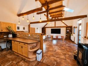 a large kitchen with a table and a dining room at Podbrdská chalupa in Nechanice