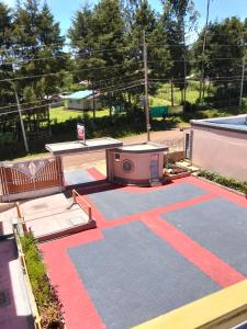 eine Beton-Terrasse mit einem Herd in einem Park in der Unterkunft Miriito's Hotel in Kisii + 3 Fotos