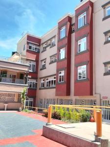 ein Mehrfamilienhaus mit rot-weißen in der Unterkunft Miriito's Hotel in Kisii