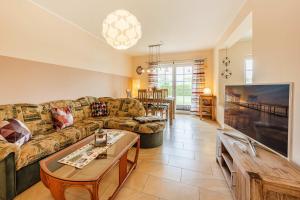 a living room with a couch and a table at Ferienwohnung Auszeit am Meer in Koserow