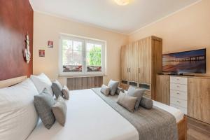 a bedroom with two beds and a flat screen tv at Ferienwohnung Auszeit am Meer in Koserow