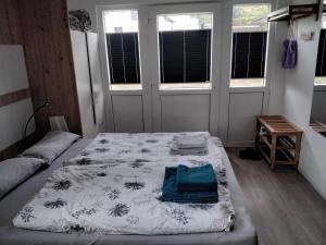 a bedroom with a bed with a blue pillow on it at Ferienwohnung Zum Eifelelch in Daun
