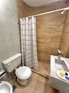 a bathroom with a toilet and a sink at Comodo dpto para 2 en pleno centro de Salta - Bonavista Rentals in Salta