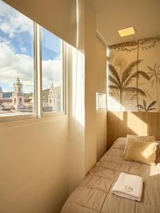 a bedroom with a bed and a window at Comodo dpto para 2 en pleno centro de Salta - Bonavista Rentals in Salta