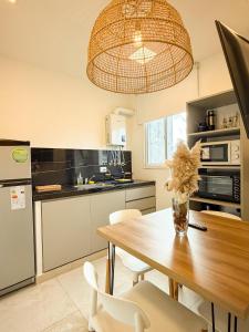 a kitchen with a wooden table with a vase of flowers at Comodo dpto para 2 en pleno centro de Salta - Bonavista Rentals in Salta