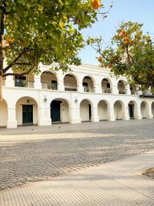 a white building with arches on the side of a street at Comodo dpto para 2 en pleno centro de Salta - Bonavista Rentals in Salta