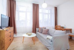 a living room with a couch and a tv at Meeresbrise in Thiessow
