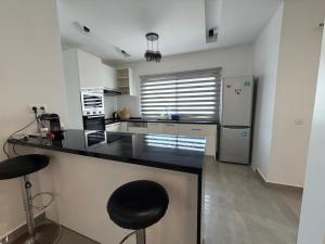 a kitchen with a counter and a refrigerator at Le Welcome Almadies in Ngor