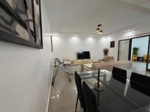 a living room with a couch and a table at Le Welcome Almadies in Ngor