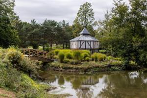 a gazebo in a park next to a river at Confidentiel in Goven