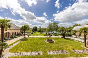 a park with a fountain and palm trees at Confidentiel in Goven