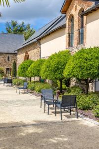 a row of benches in front of a building at Confidentiel in Goven