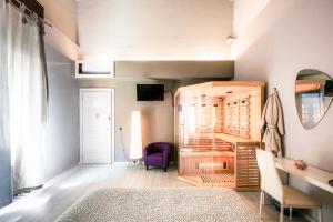 a living room with a desk and a purple chair at Boutique Casa Giulietta Desenzano in Desenzano del Garda +72 photos