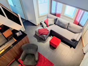 a living room with a couch and a chair at Kasukkatie 2B in Tahkovuori