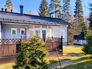 a house with a wooden fence in front of it at Kasukkatie 2B in Tahkovuori