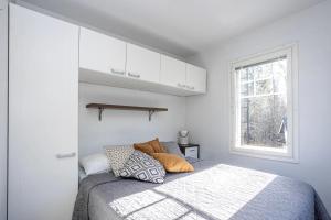 a bedroom with a bed and a window at Kasukkatie 2B in Tahkovuori