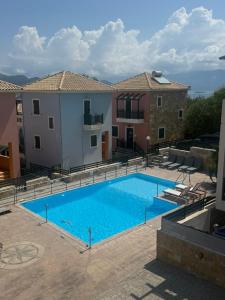 a large swimming pool next to two buildings at Reis Villa in Nikiana