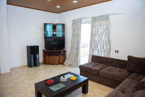 ein Wohnzimmer mit Sofa und Fernseher in der Unterkunft Deve Mar Hotel in Borsh