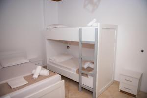ein kleines Zimmer mit einem Etagenbett darin in der Unterkunft Deve Mar Hotel in Borsh + 44 Fotos