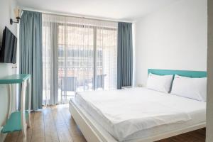 a bedroom with a large bed and a large window at The Moon Vama Veche in Vama Veche +43 photos