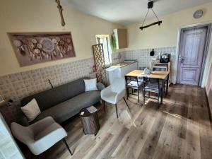 a living room with a couch and a table and a kitchen at Sogni appesi in Valleluce-Cese