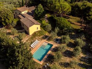 an aerial view of a house with a swimming pool at Villa Sara in Foligno