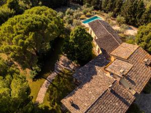 an overhead view of a house with a pool and trees at Villa Sara in Foligno +17 photos