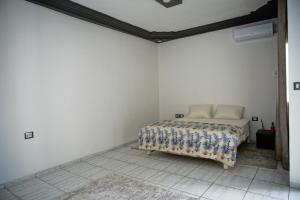 a bedroom with a bed in the corner of a room at Maison 100 in Douz