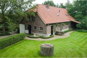 a house with a large yard with a green lawn at de Zeilende kraay in Katwijk